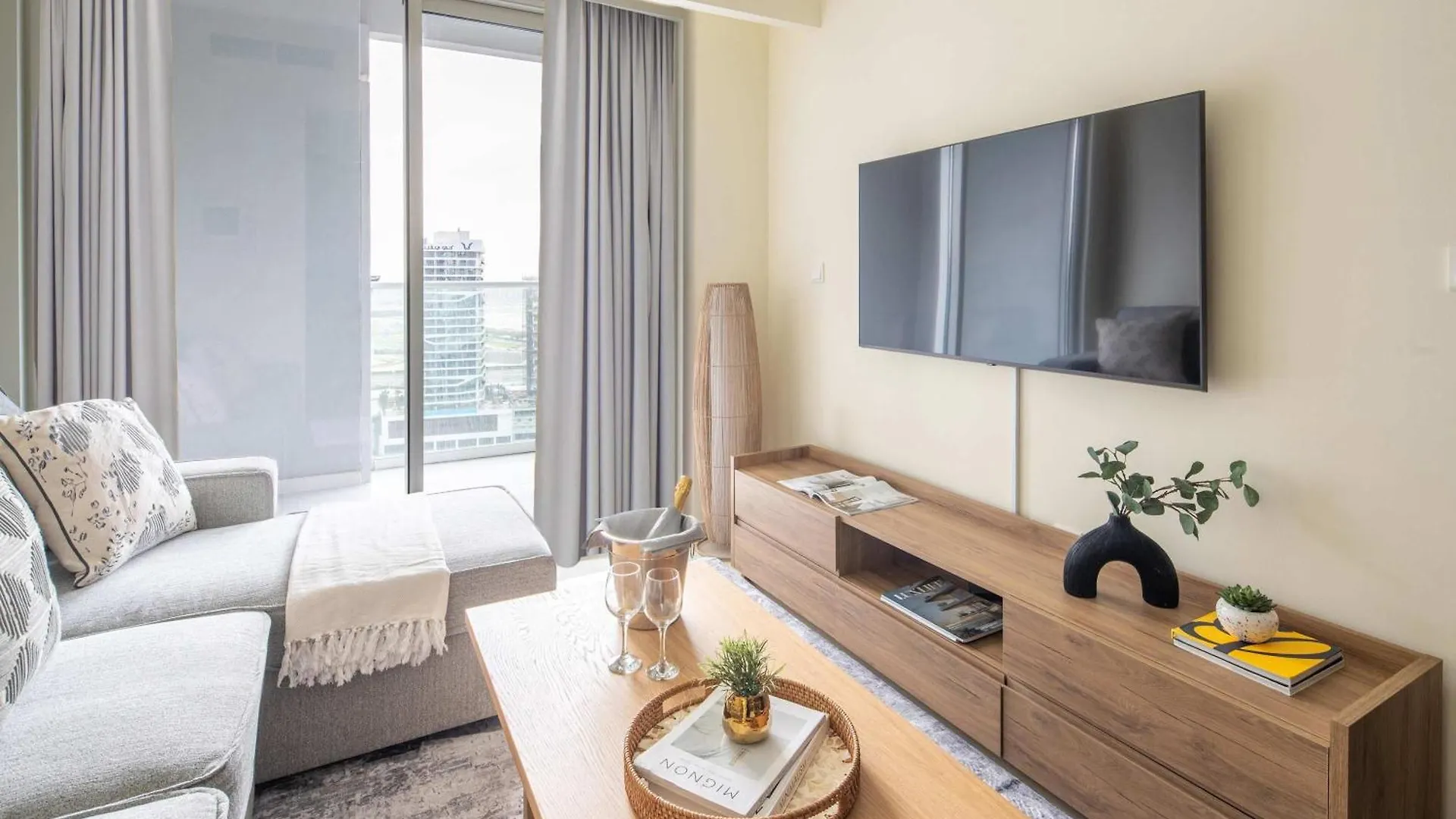 Frank Poter - Vera Residence Dubai Apartment